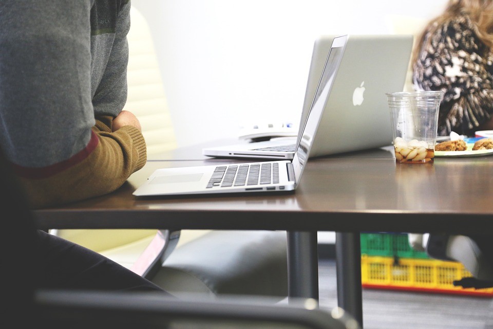 desk-meeting